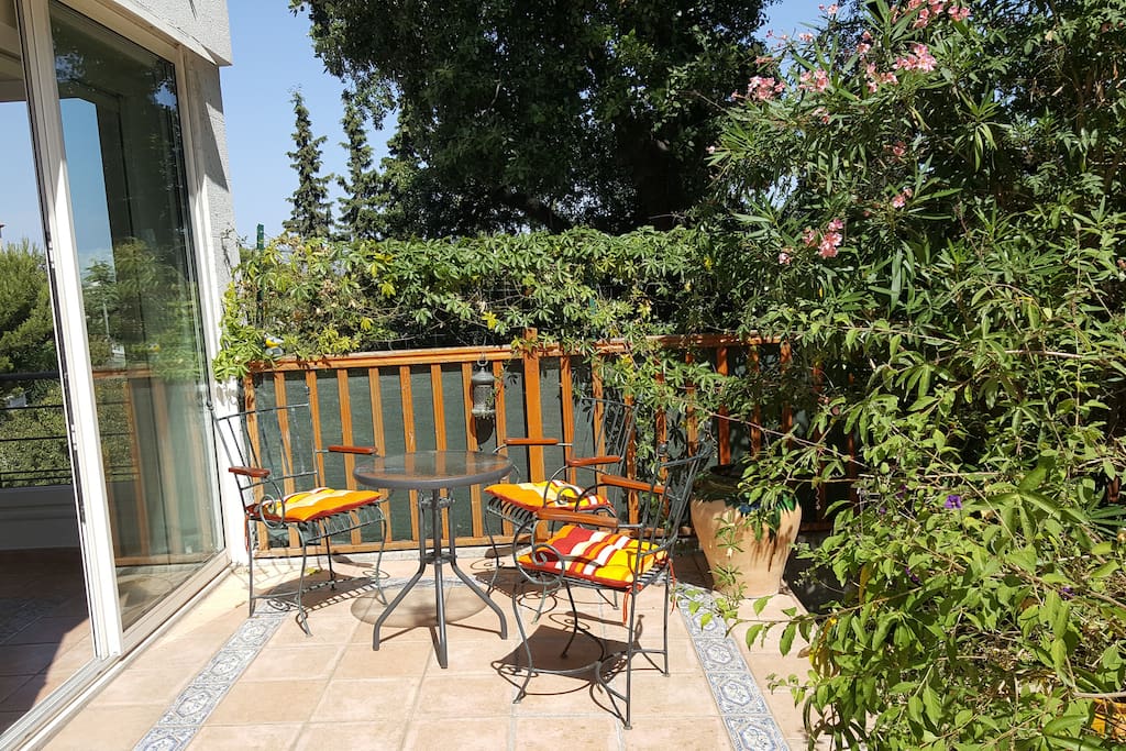 Terrasse côté salon à la fraîche le soir