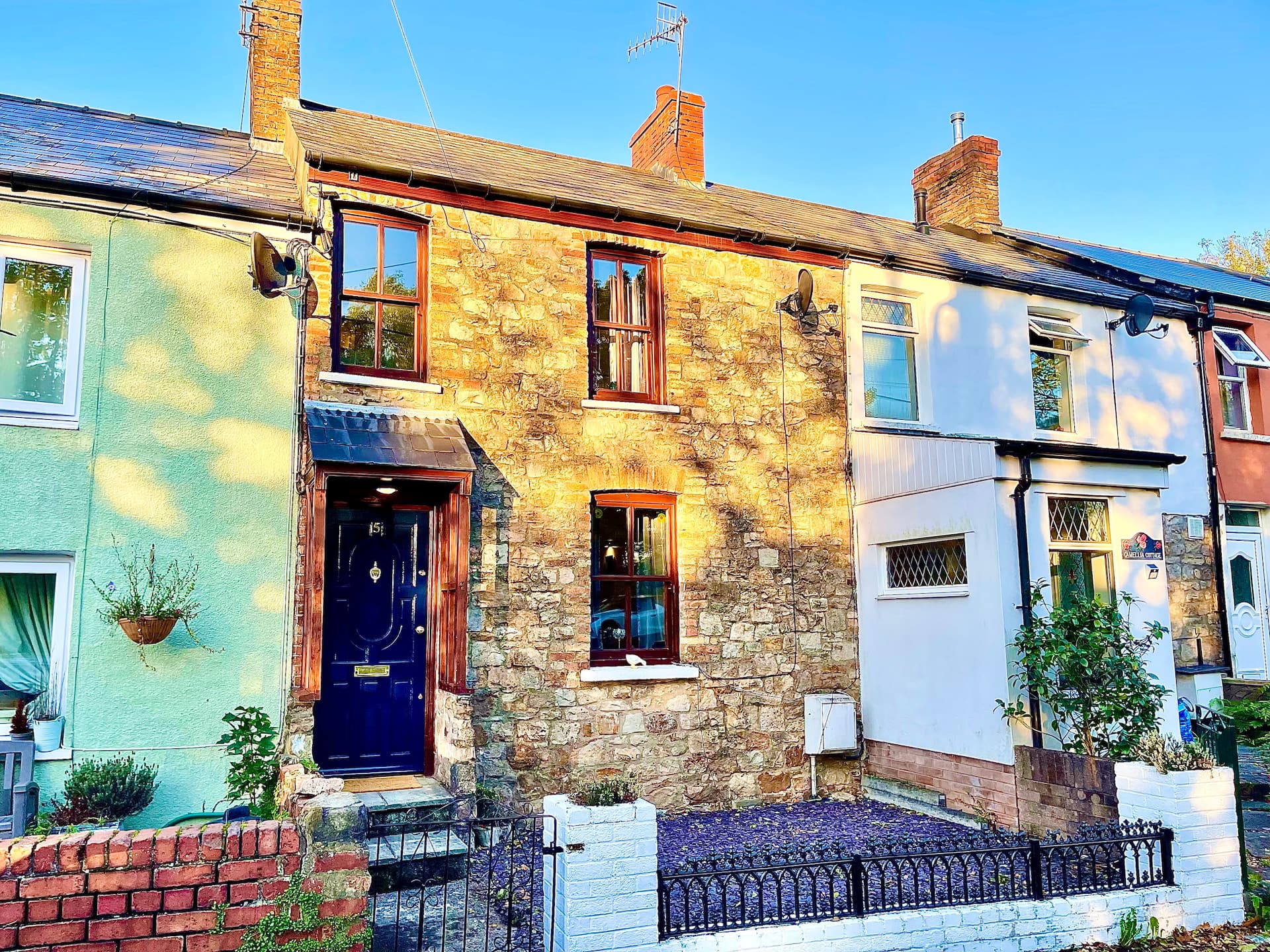 A Superb Size Cottage By The Canal — photo 2