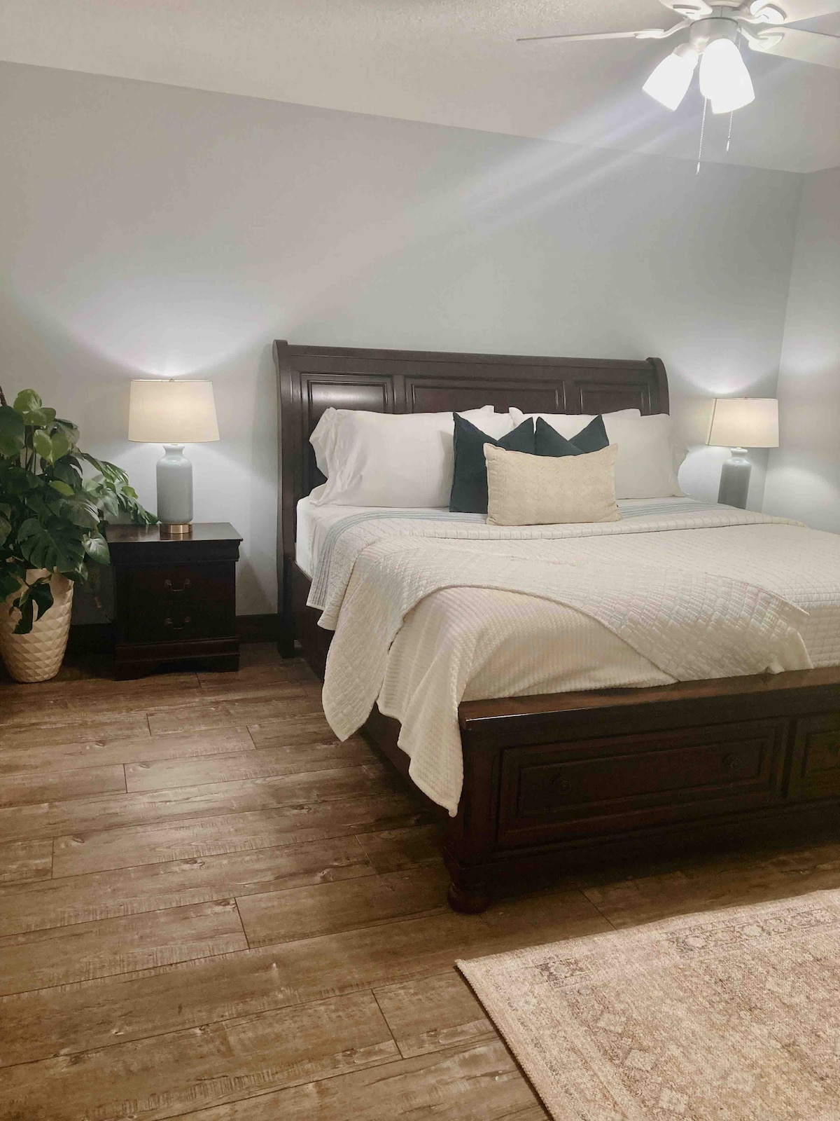 غرفة نوم رئيسية بسرير فاخر بحجم كينغ