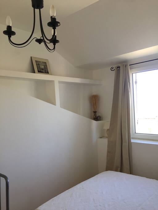 La chambre de l'étage : Confortable et très lumineuse.