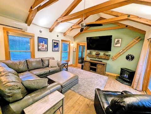 Waterfront Private Home, 8 Acres, 5 min to LLBean!