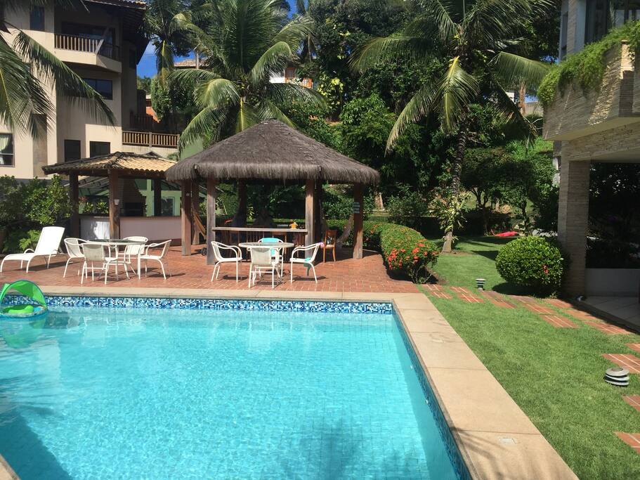 Piscina, churrasqueira e caramanchão - Área de Lazer