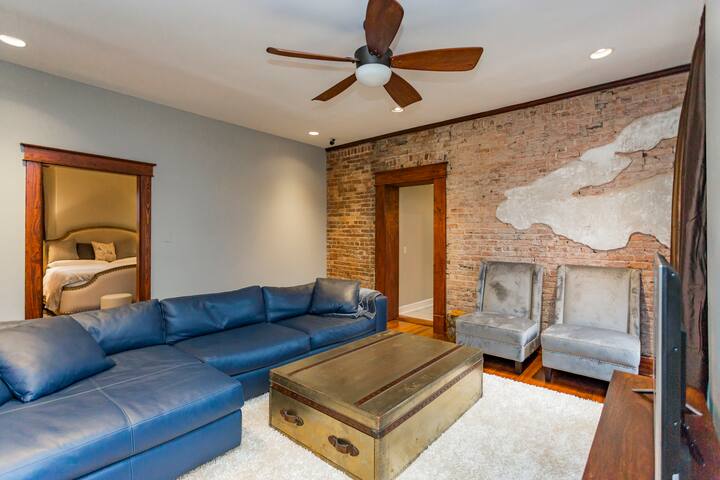 4 bedroom Near Downtown Luxury walk to everything! gallery image 4
