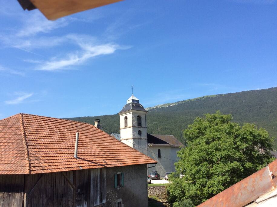 Eglise avec à proximité un parking et une air de jeu pour les enfants