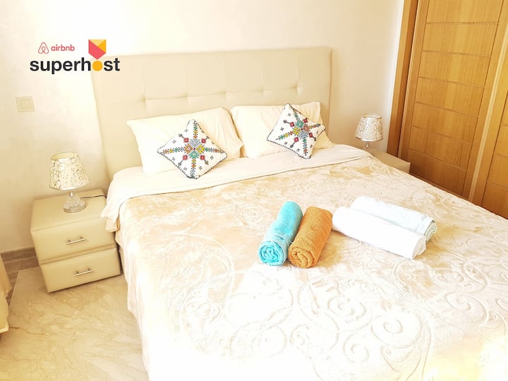 Dormitorio soleado con cama King size (Mantas incluidas) / 1st Bedroom with king size bed (Sheets / blankets y covers provided)
