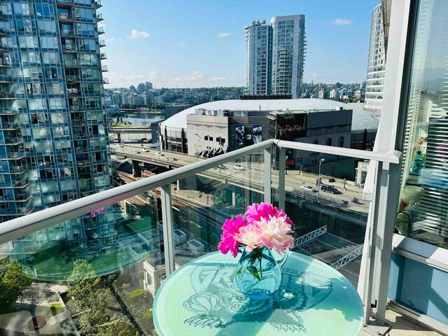 Great location-Views, Pool, Parking – Entire Condo