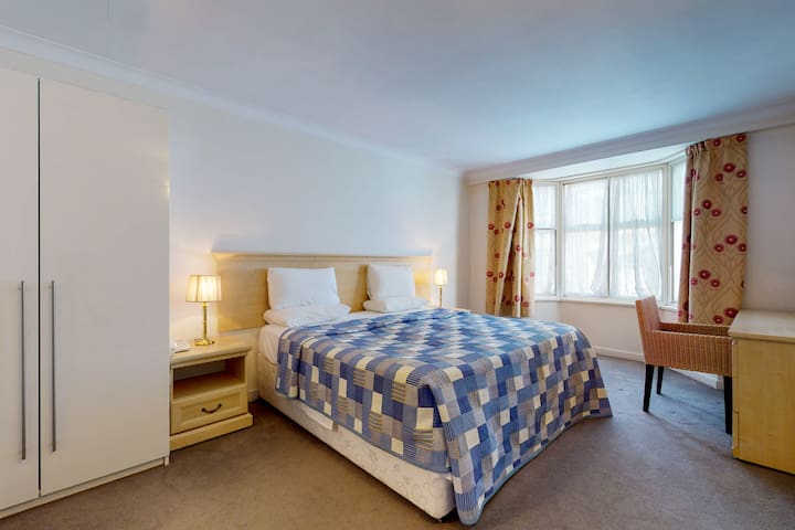 Luxury Serviced Apartment, Staffed Reception, Two