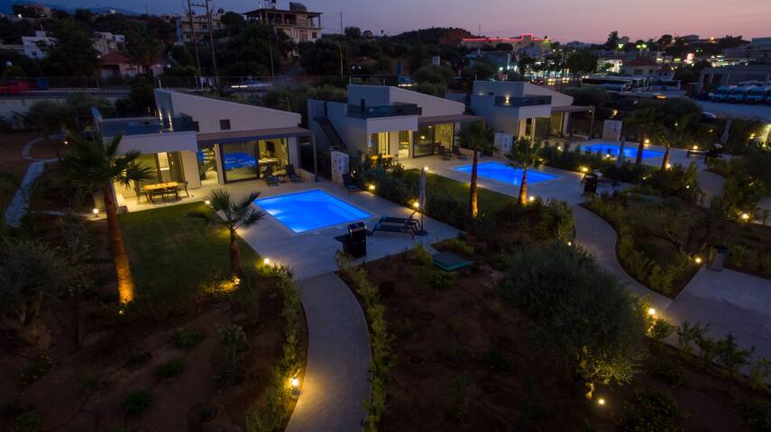 3Prvt Heated Pool-New villas 18 sleeps-Walk to ALL gallery image 5