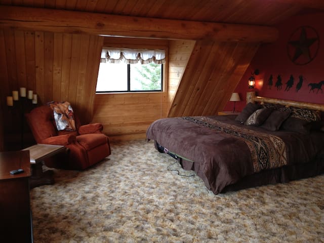 Spacious Master Suite/Private Bath
