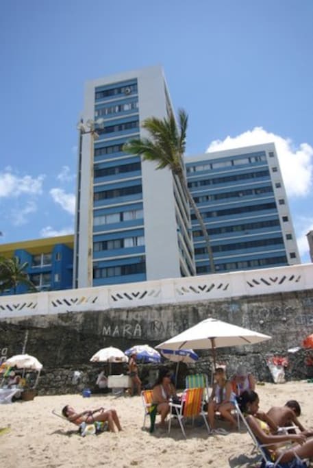 Your Building! Just a few steps from the beach /
Prédio com a praia a 10 passos! (Prédio alto azul e branco)