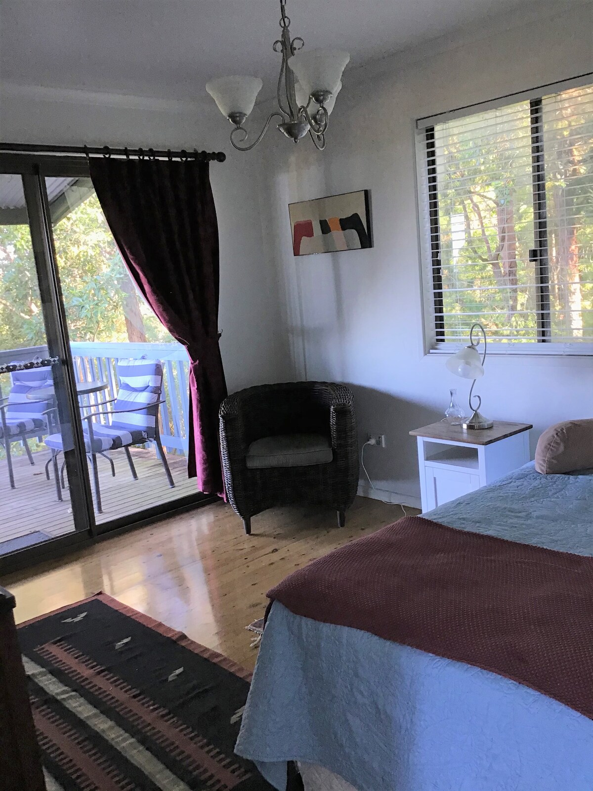 קומה ראשונה - חדר שינה יחיד נפתח אל הדק הקדמי