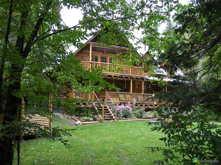 Charming Waterfront Log Home Near Ottawa