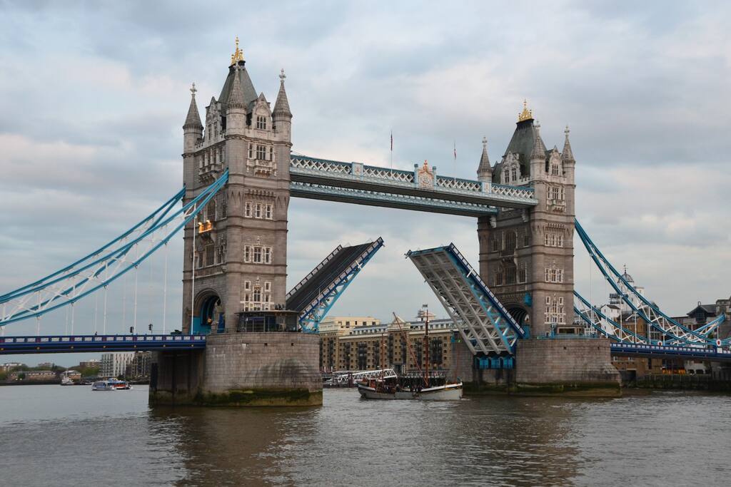 10 minutes walk to Tower Bridge