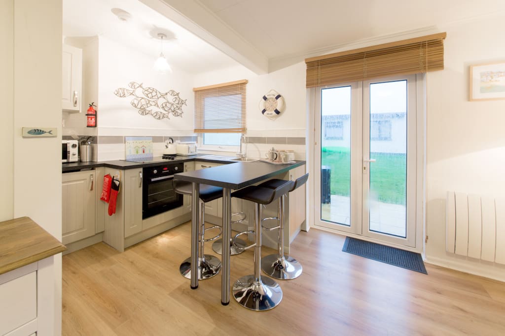 Breakfast area/kitchen