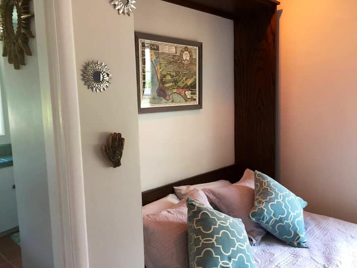 Queensize bed met nieuw matras. 