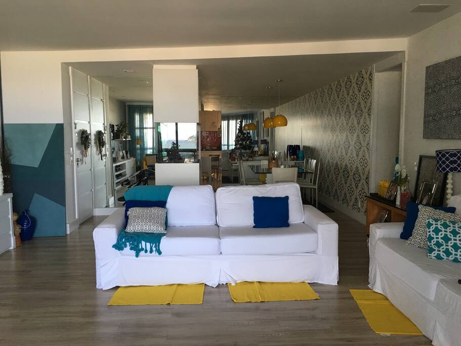 sala com vista para o mar