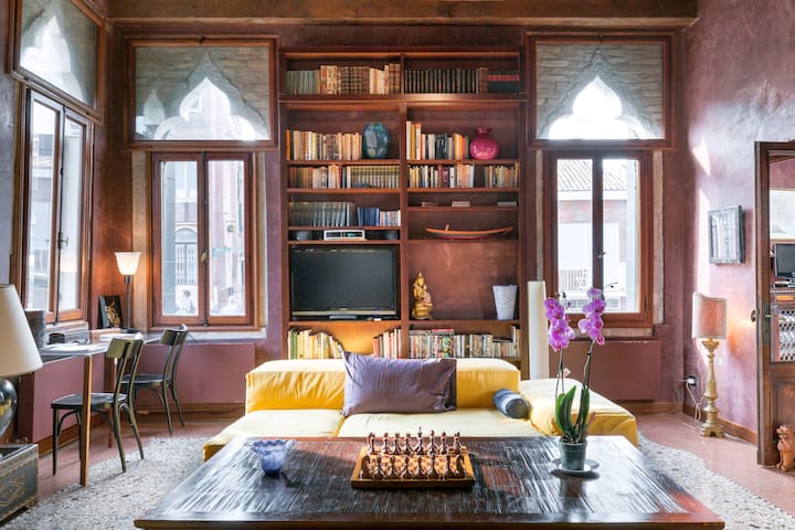 Luxury Historic Apartment on Calm Sunny Canal