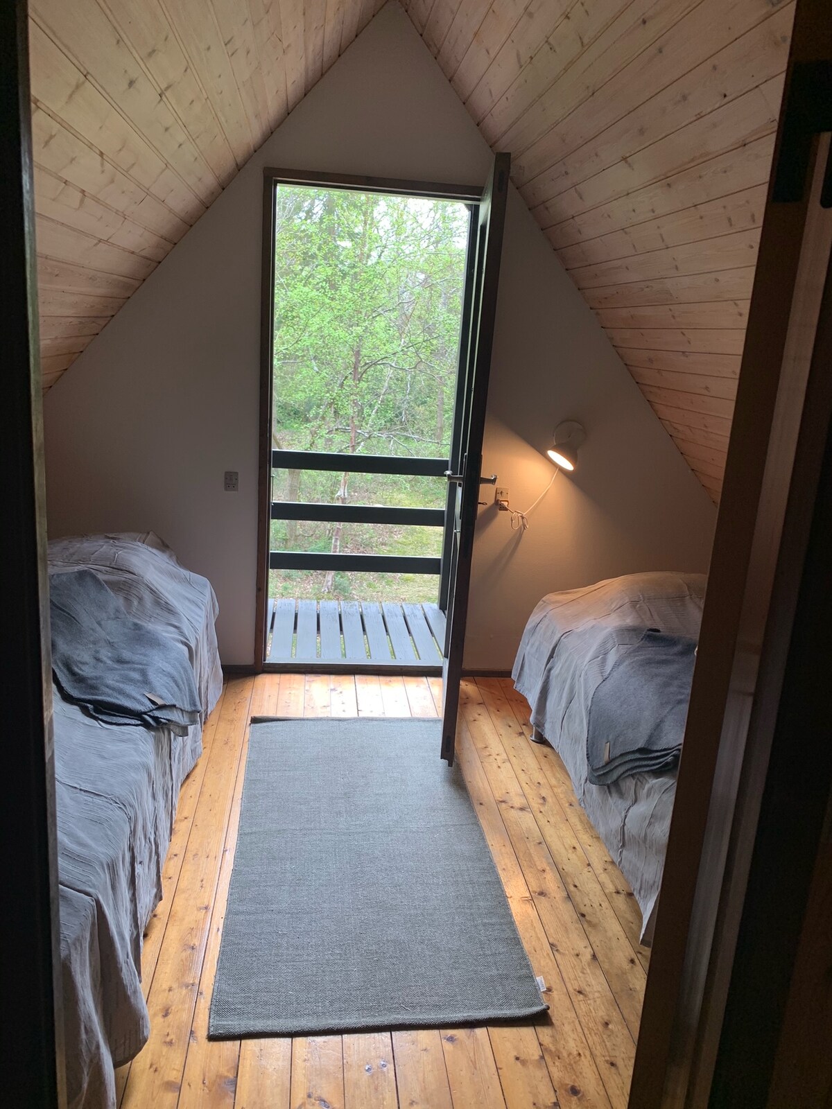 חדר הפונה מערבה, 2 מיטות יחיד, קומה ראשונה