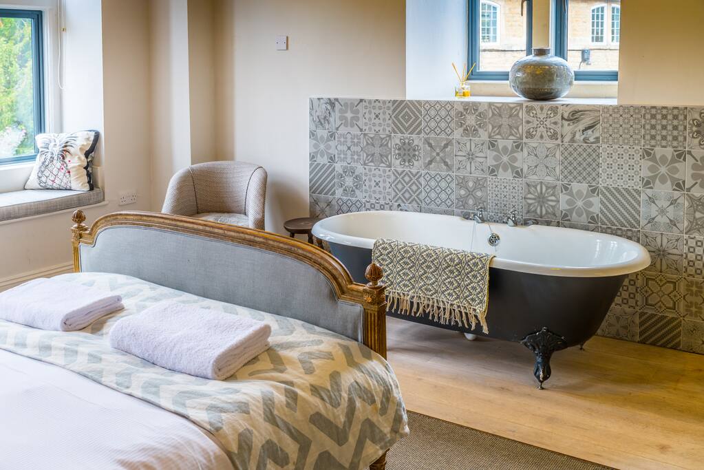 Large Double with bathtub in room 103