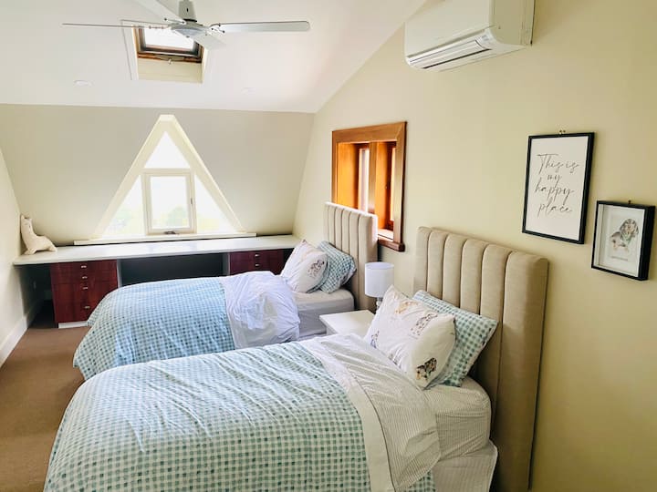 Единечна соба со брачен кревет