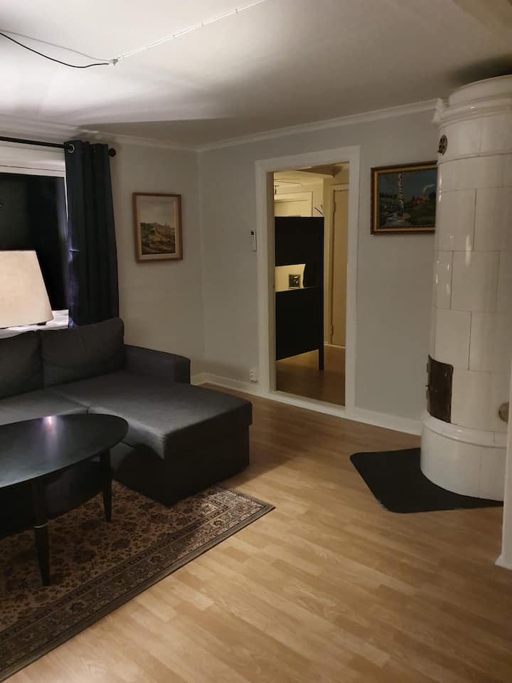 כיריים פרושות ליד הספה הנפתחת