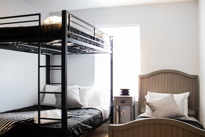 חדר #3 מיטת קומתיים מלאה ומיטת זוגית אחת