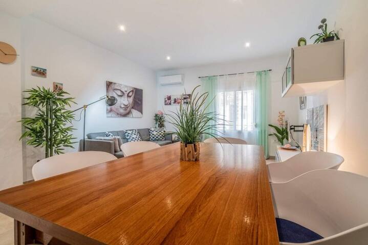 4 min to the beach! Wifi, A/C, SmartTV… gallery image 3