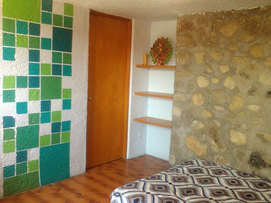 Independent room with bathroom / Cuarto independiente con baño.