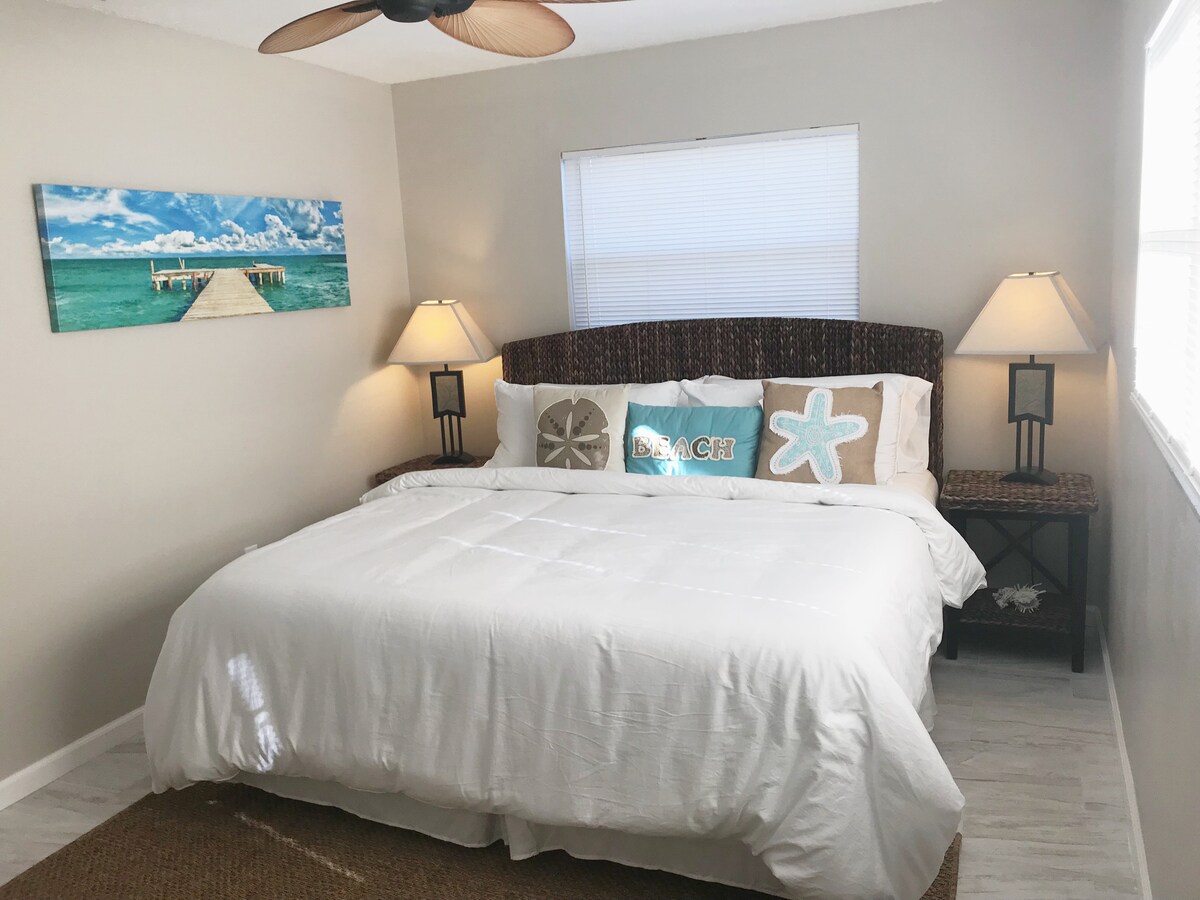 Dormitorio tamaño king con su propio televisor inteligente — cable premium, Netflix y pandora cargado previamente.