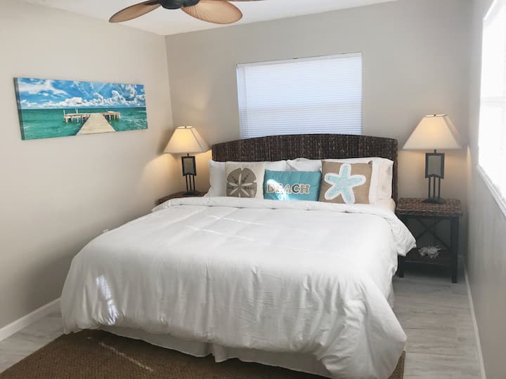 ห้องนอนคิงไซส์พร้อมสมาร์ททีวีของตัวเอง — เคเบิลระดับพรีเมียมเน็ตฟลิกซ์และแพนโดร่าที่โหลดไว้ล่วงหน้า