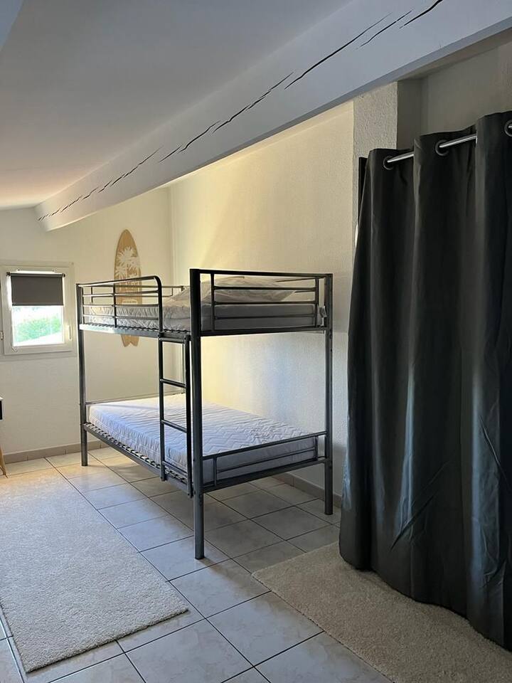 Chambre mezzanine
Dressing
4 couchages
1 lit superposé
1 lit 140/190
Linge de lit fournis inclus