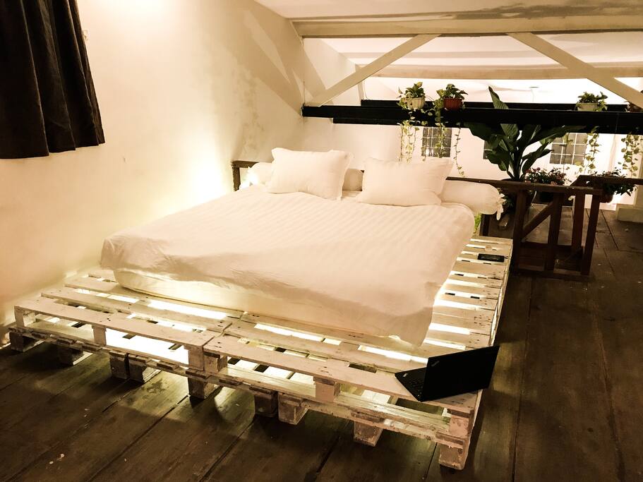 Master bedroom (King size bed)