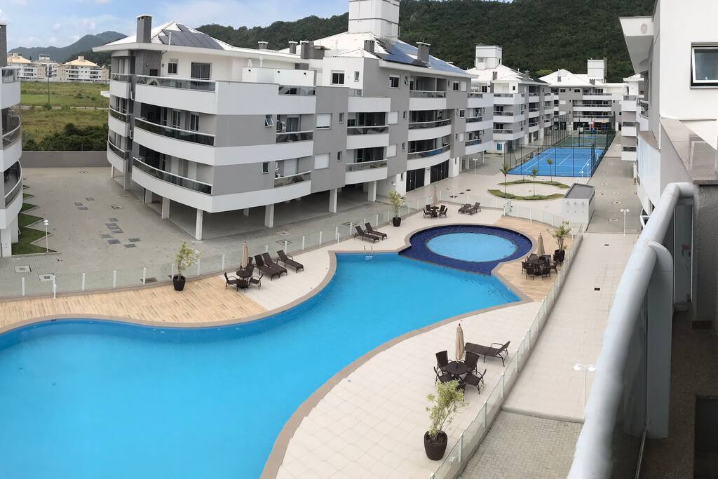 Piscinas e Quadra de Esporte