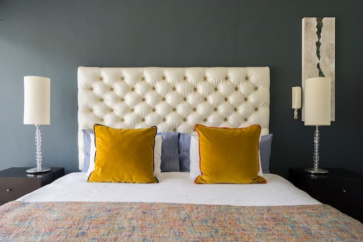 Penthouse Sunset | 2BR Luxury w/ Views + Parking gallery image 2