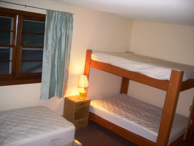 Dormitorio #1 - litera doble y una individual con ducha propia