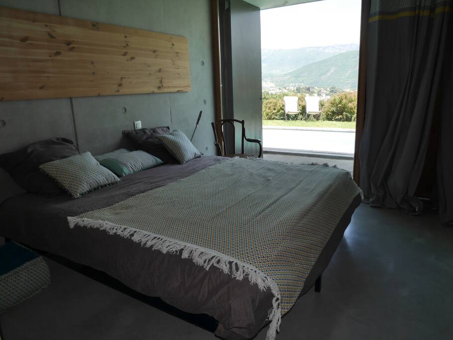 Chambre indépendante avec lit 180. Sortie directe sur jardin.