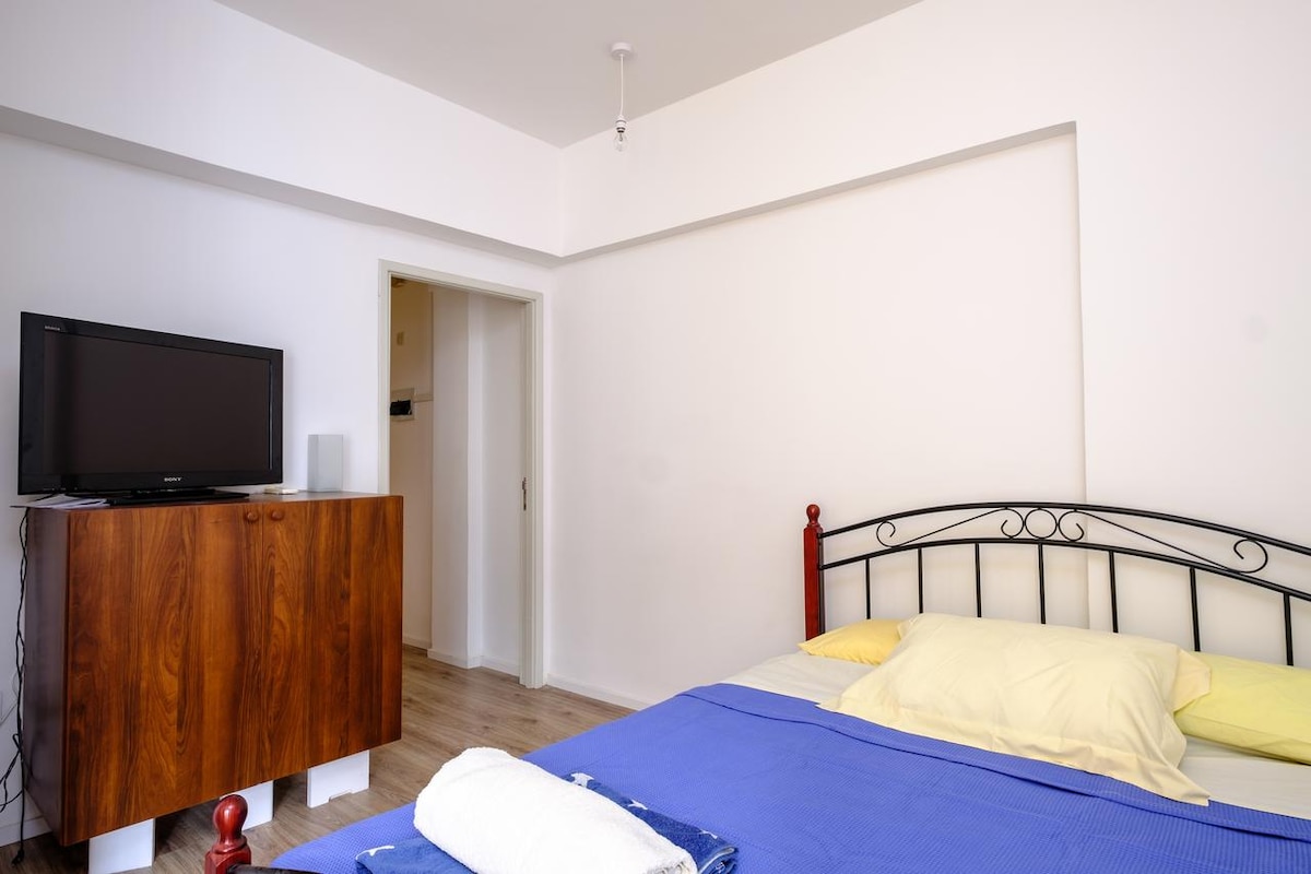 חדר שינה ראשי - מיטת קווין סייז זוגית.