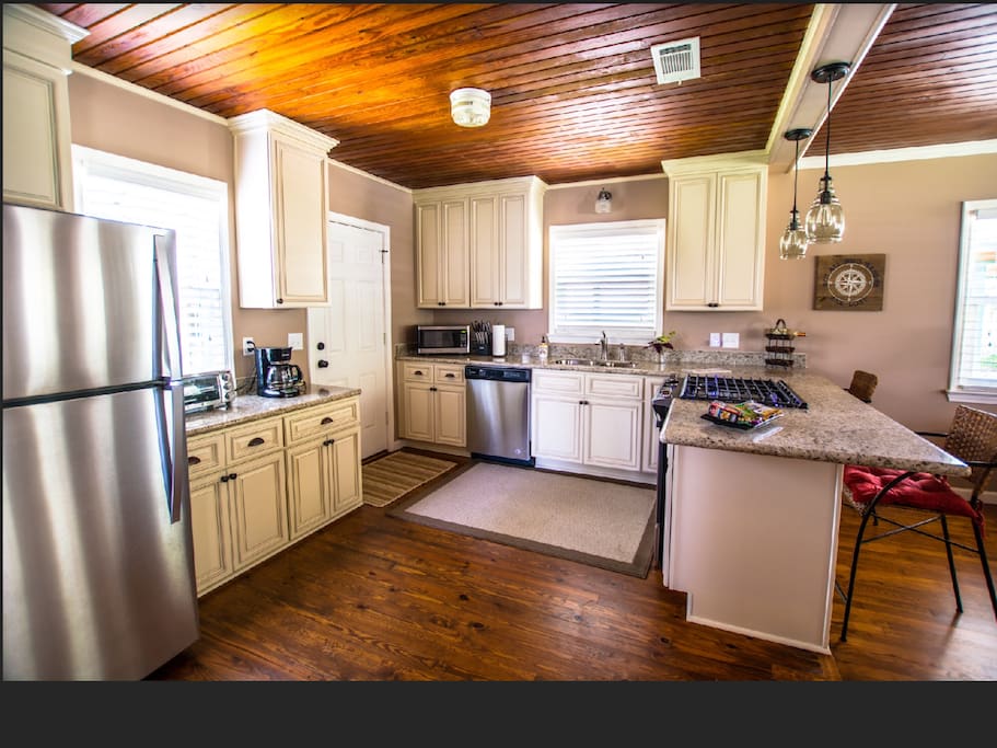 Fully equipped kitchen~
Granite countertops, gas stove, ice maker, microwave, dishwasher, custom soft close cabinets offering lots of storage, pots and pans, crockpot, coffeemaker, etc.
The bar area serves as a great work station as well as an eating area.