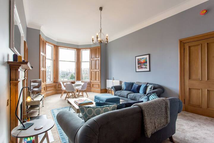 Stunningly designed contemporary apartment gallery image 2