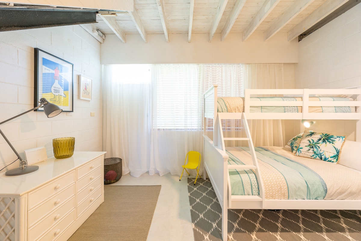 Double bed on the bottom and a single on top.  Can sleep 3 people. 