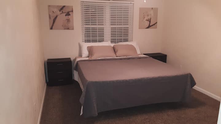 Chumba cha kulala mbili California King na meza za usiku