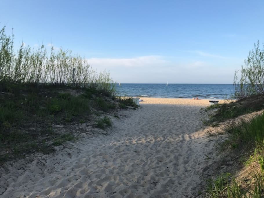 3 minuty do plaży. Przy silnym wietrze z morza słychać szum morza.