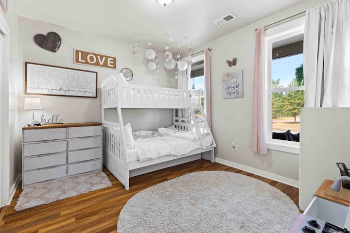 3rd Bedroom- Located on the main level with Toys, Books, Games and more. 