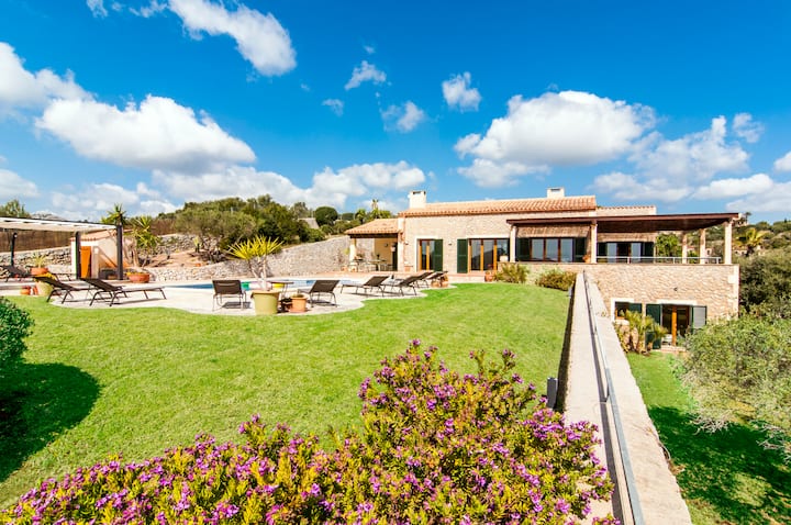 Grand Luxury Villa Overlooking Sea