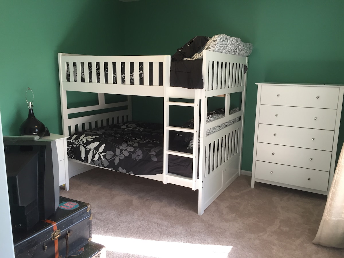 2 - ра спалня с двуетажни двойни легла. 