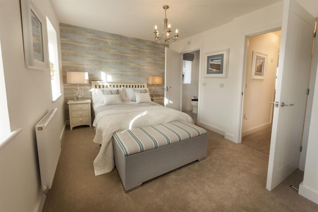 Main bedroom to ensuite