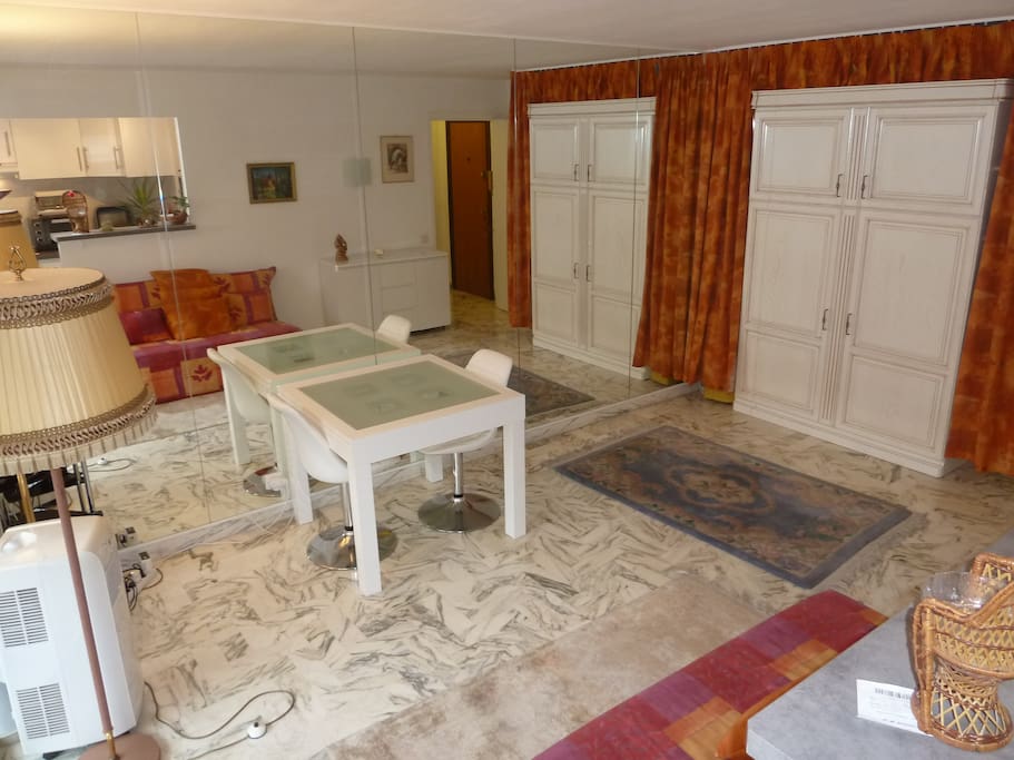 Séjour avec lit abattable/Living room with Murphy bed