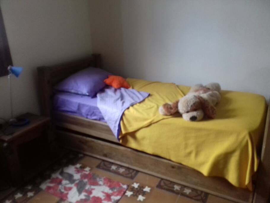 Cama simple con opción a segundo colchón debajo.