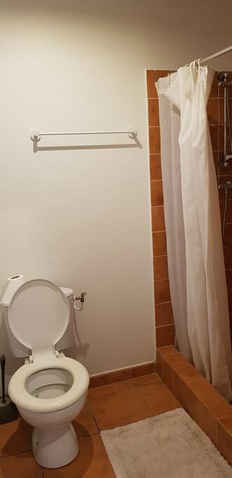 Douche et toilettes en suite