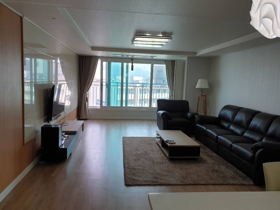 Tidy studio. 비버리힐즈 43평 깔끔하고 넓은 스튜디오 - Jangpyeong-dong, Geoje-si의 아파트에서 살아보기, 경상남도, 한국